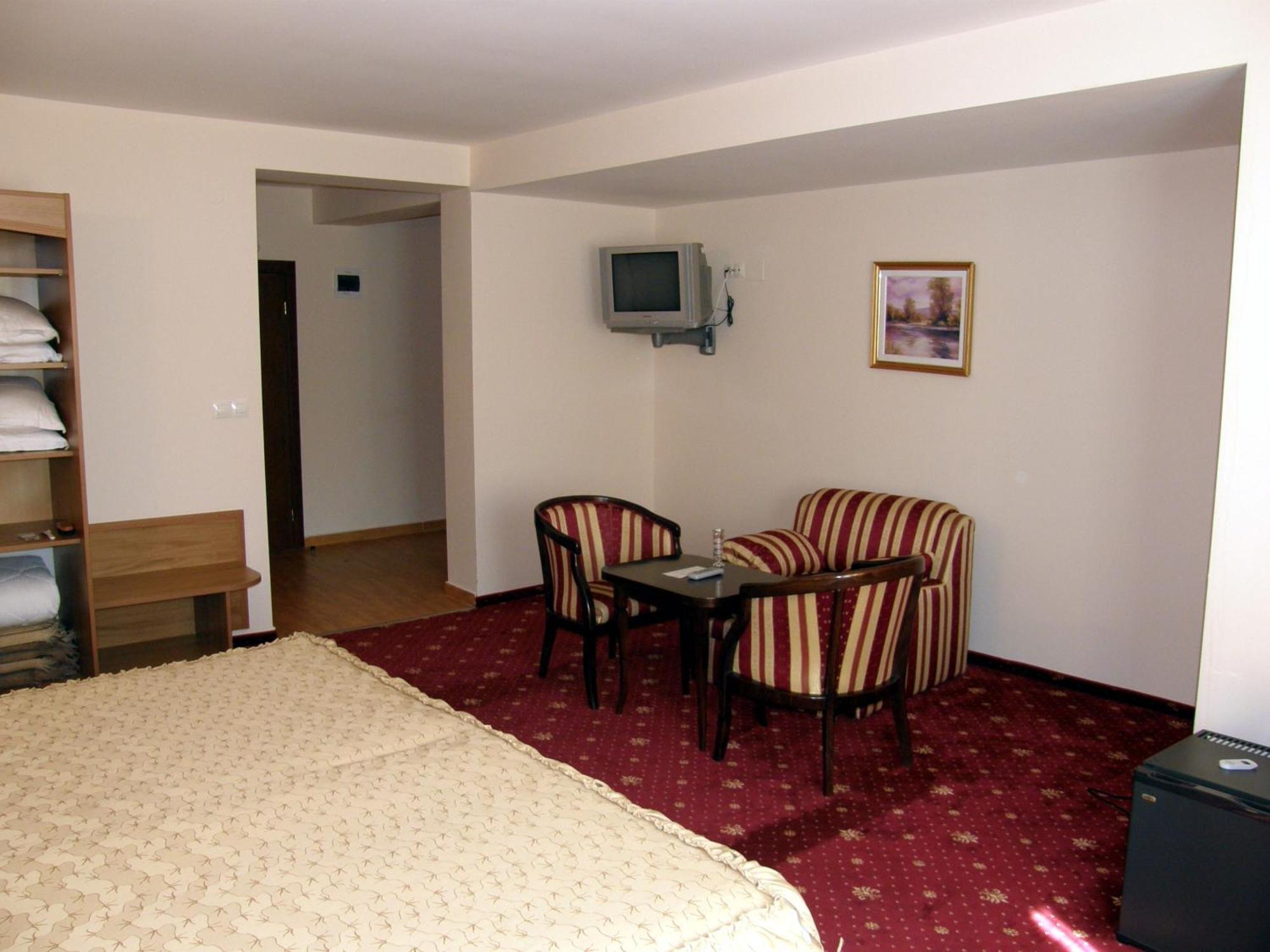 אפרילצי Hotel Center מראה חיצוני תמונה