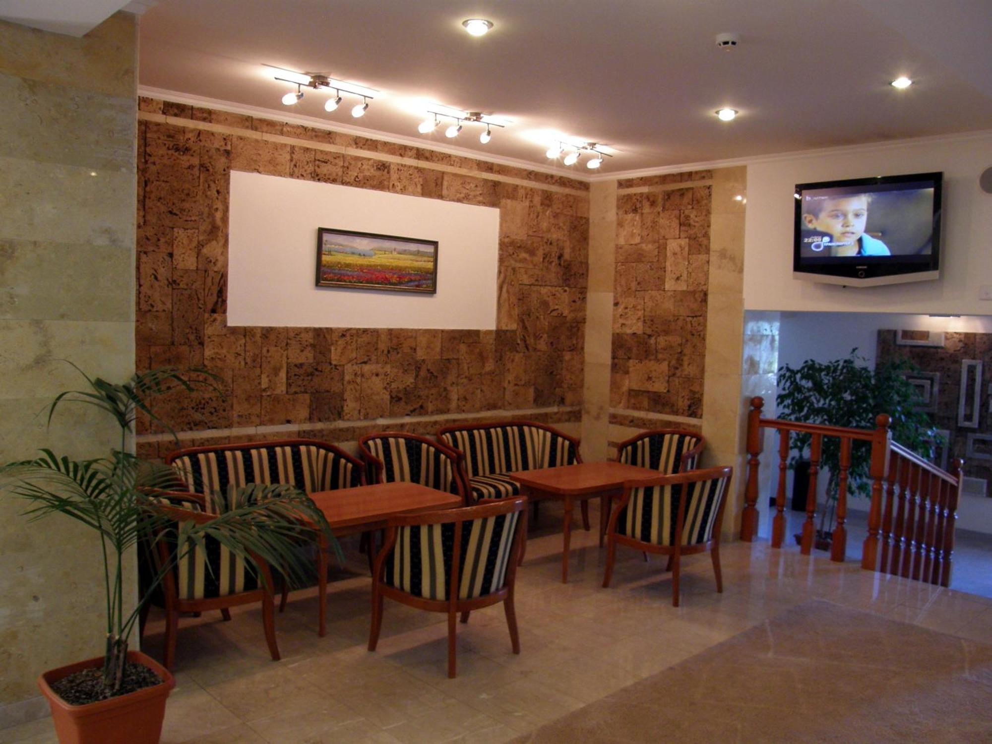 אפרילצי Hotel Center מראה חיצוני תמונה