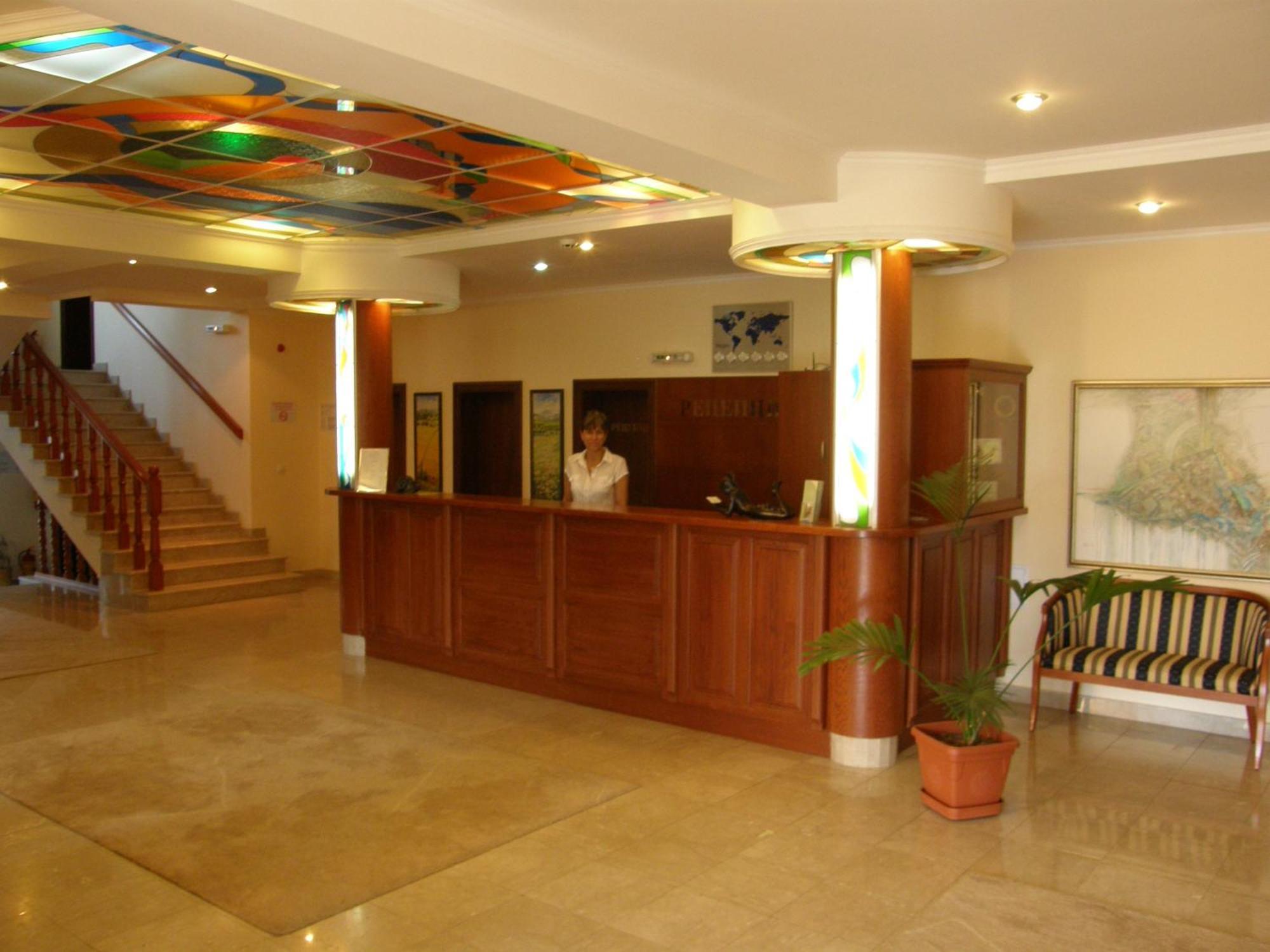 אפרילצי Hotel Center מראה חיצוני תמונה