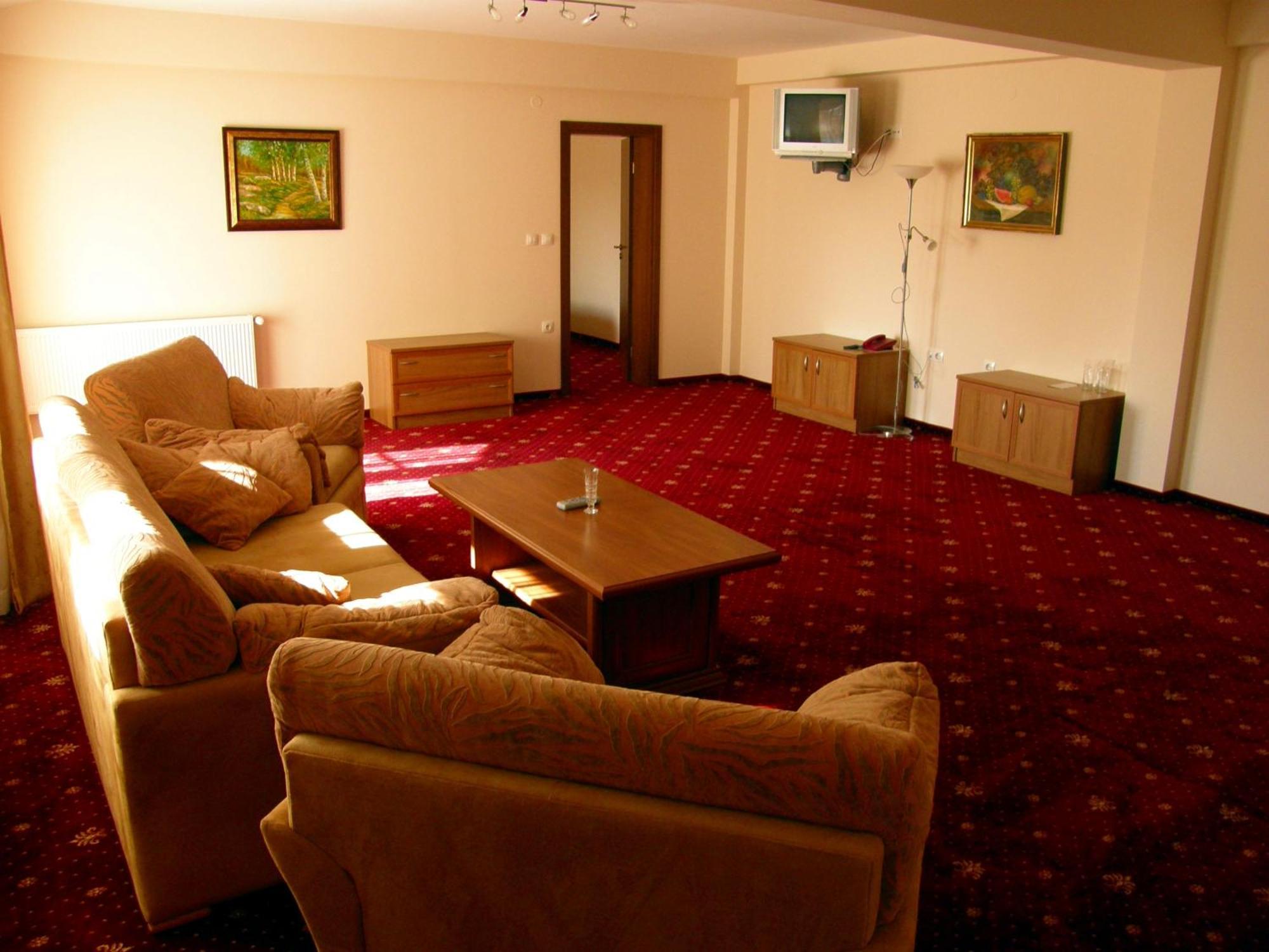 אפרילצי Hotel Center מראה חיצוני תמונה