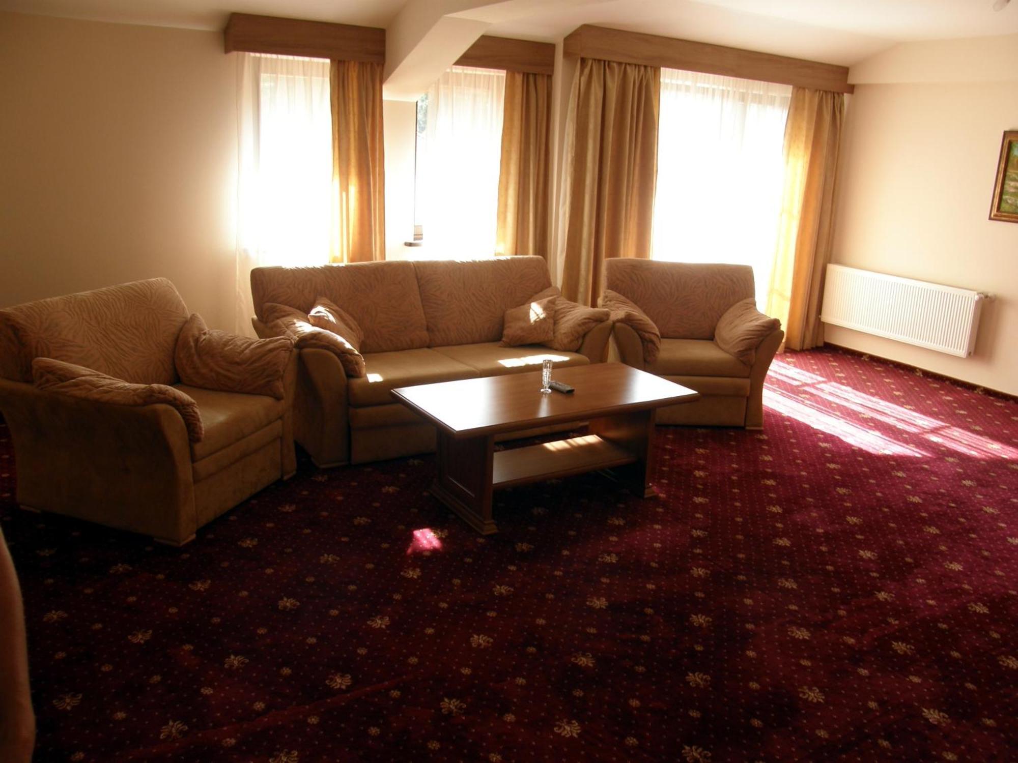 אפרילצי Hotel Center מראה חיצוני תמונה