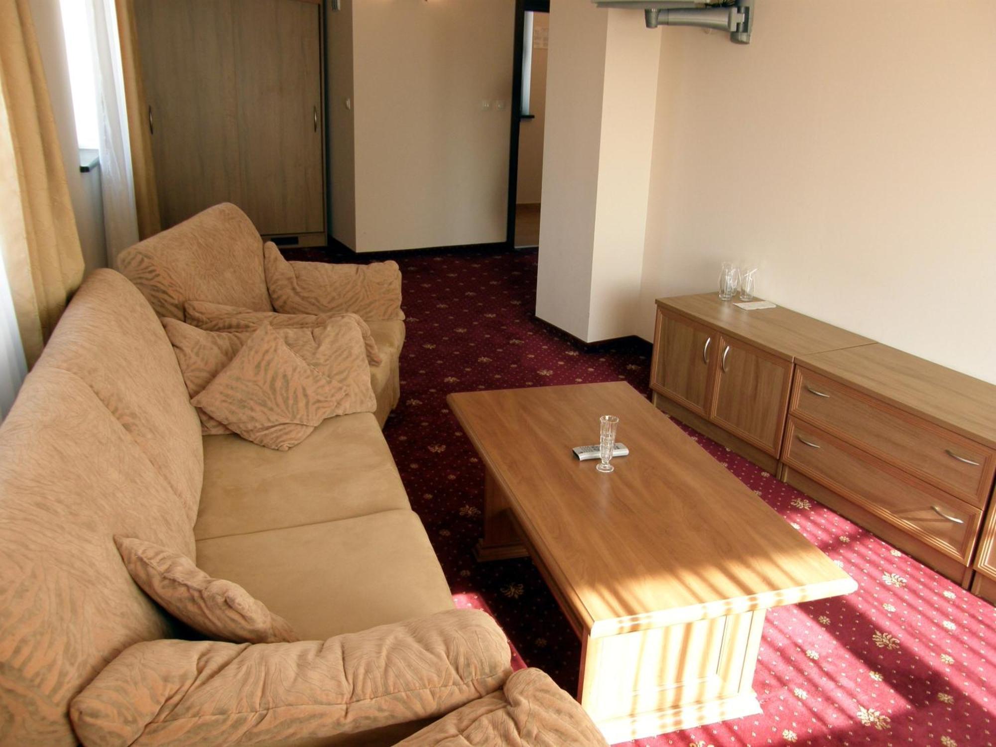 אפרילצי Hotel Center מראה חיצוני תמונה