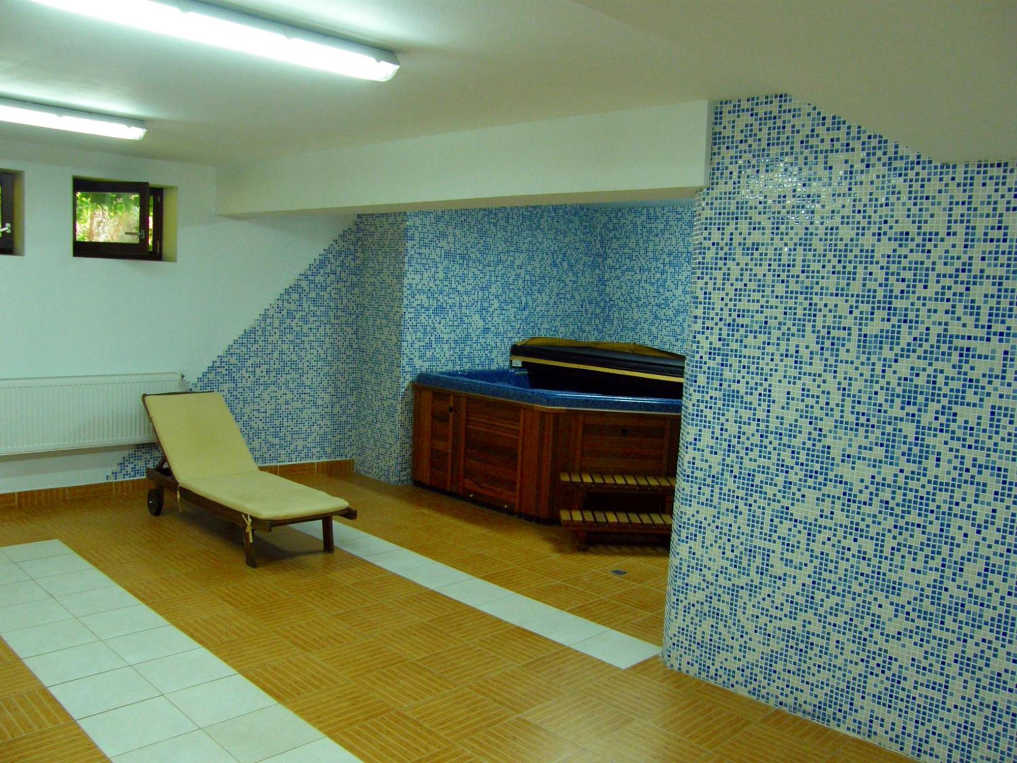 אפרילצי Hotel Center מראה חיצוני תמונה