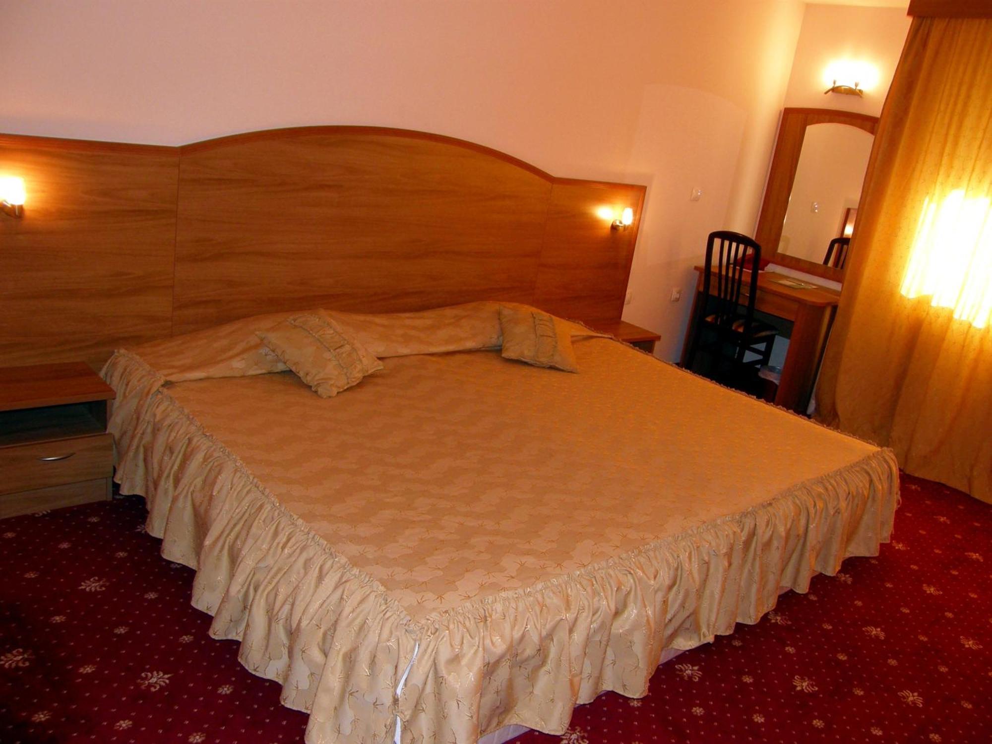 אפרילצי Hotel Center מראה חיצוני תמונה