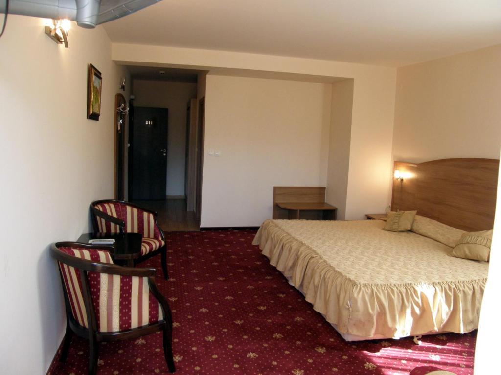 אפרילצי Hotel Center חדר תמונה