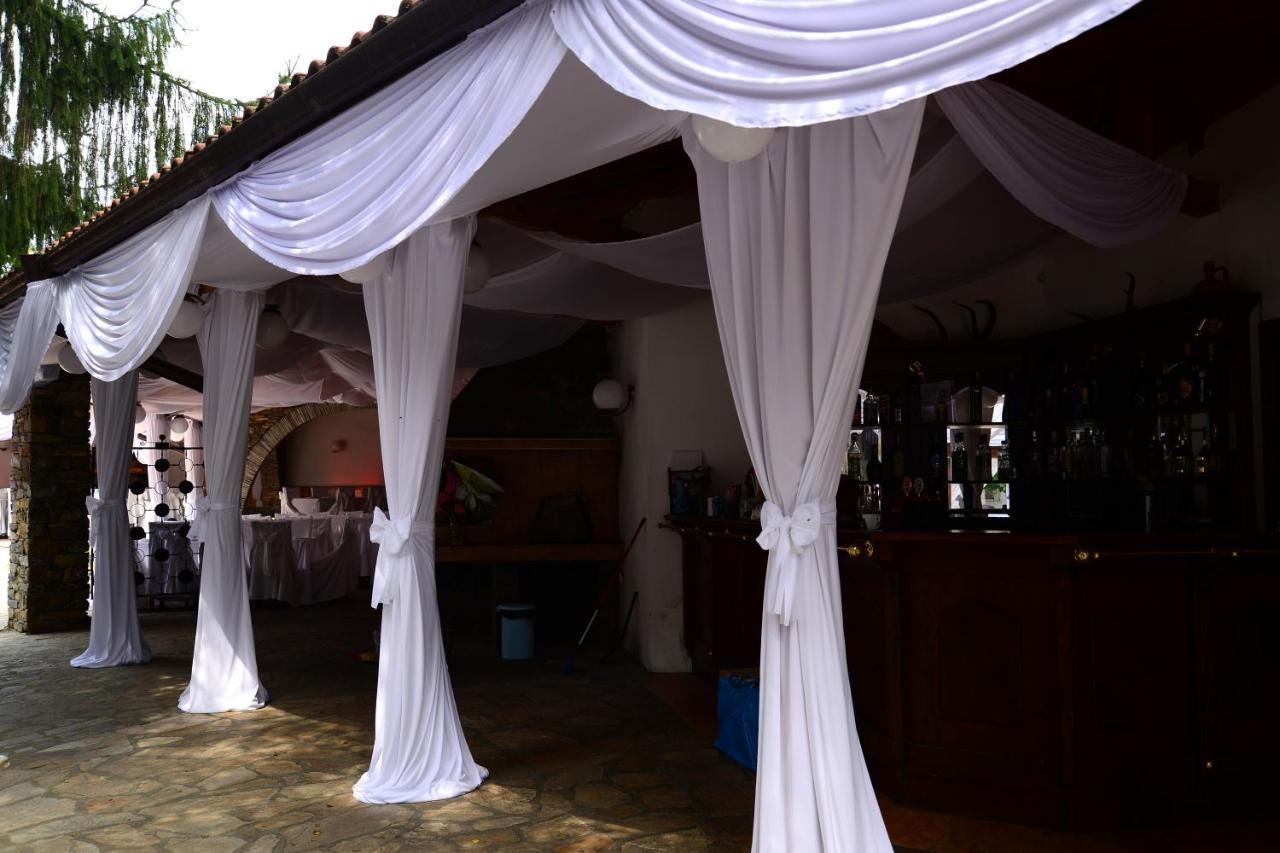 אפרילצי Hotel Center מראה חיצוני תמונה